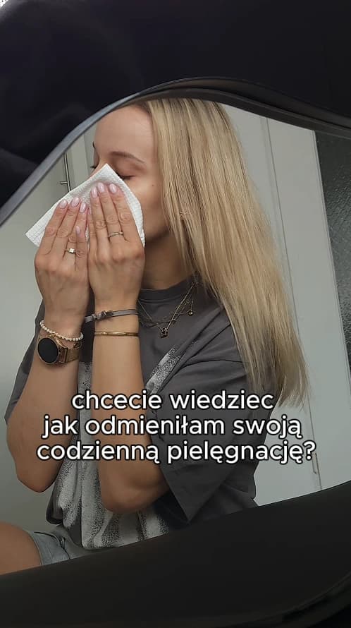 Klientka osusza twarz jednorazowym ręcznikiem SkinSoClean