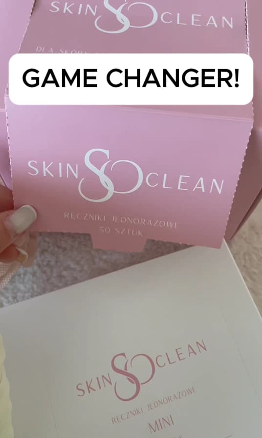 Klientka korzysta z jednorazowego ręcznika SkinSoClean